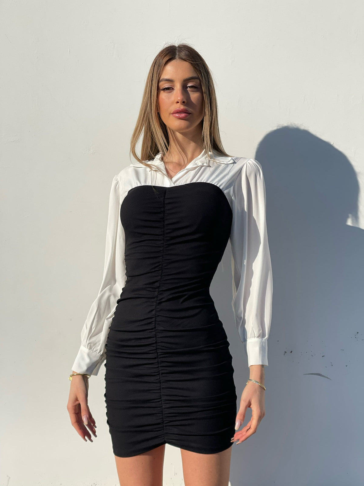 Abito arricciato nero con camicia
