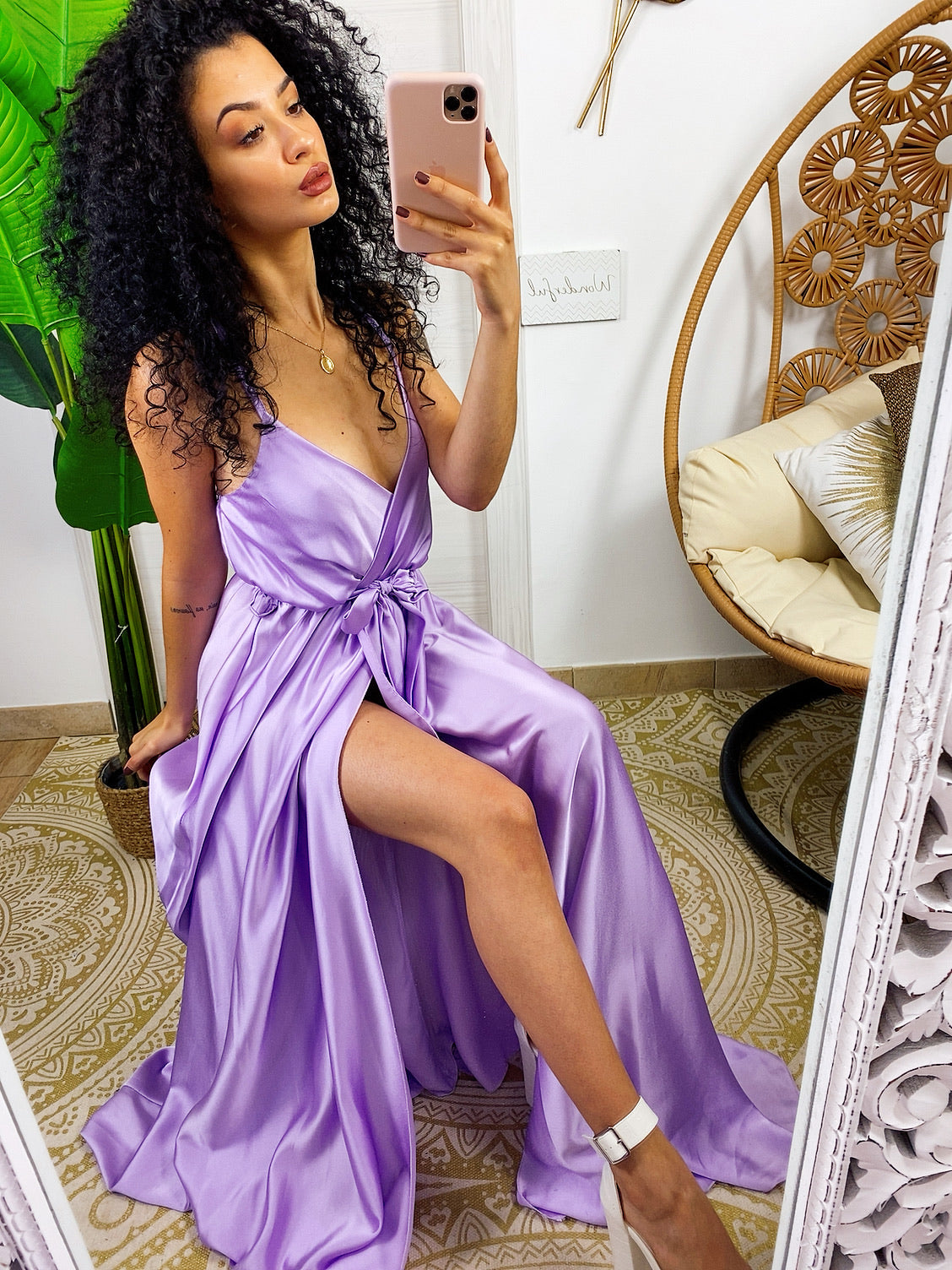 Abito in raso con maxi spacco lilla