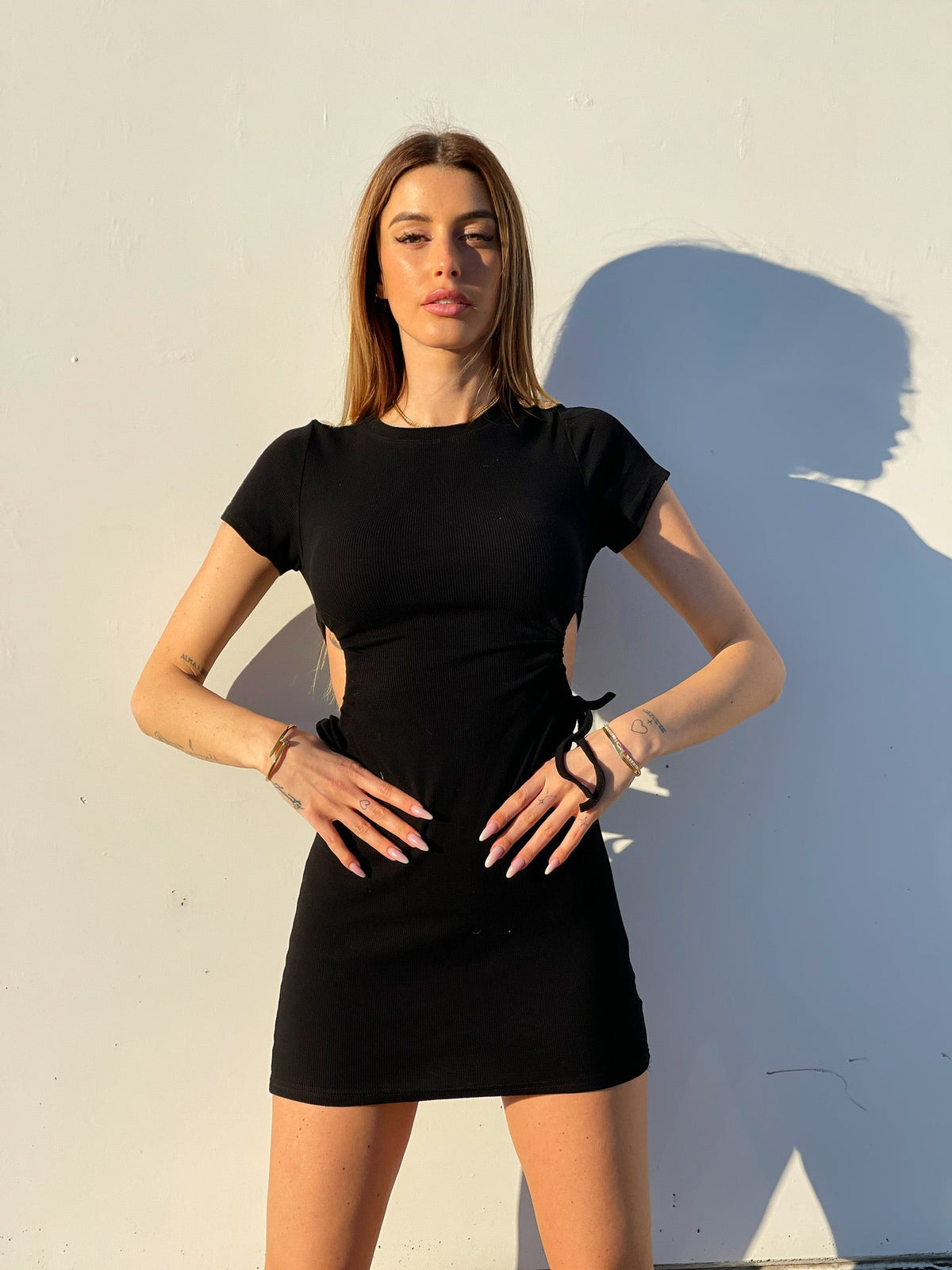 Abito a costine con oblò e bottoni oro nero