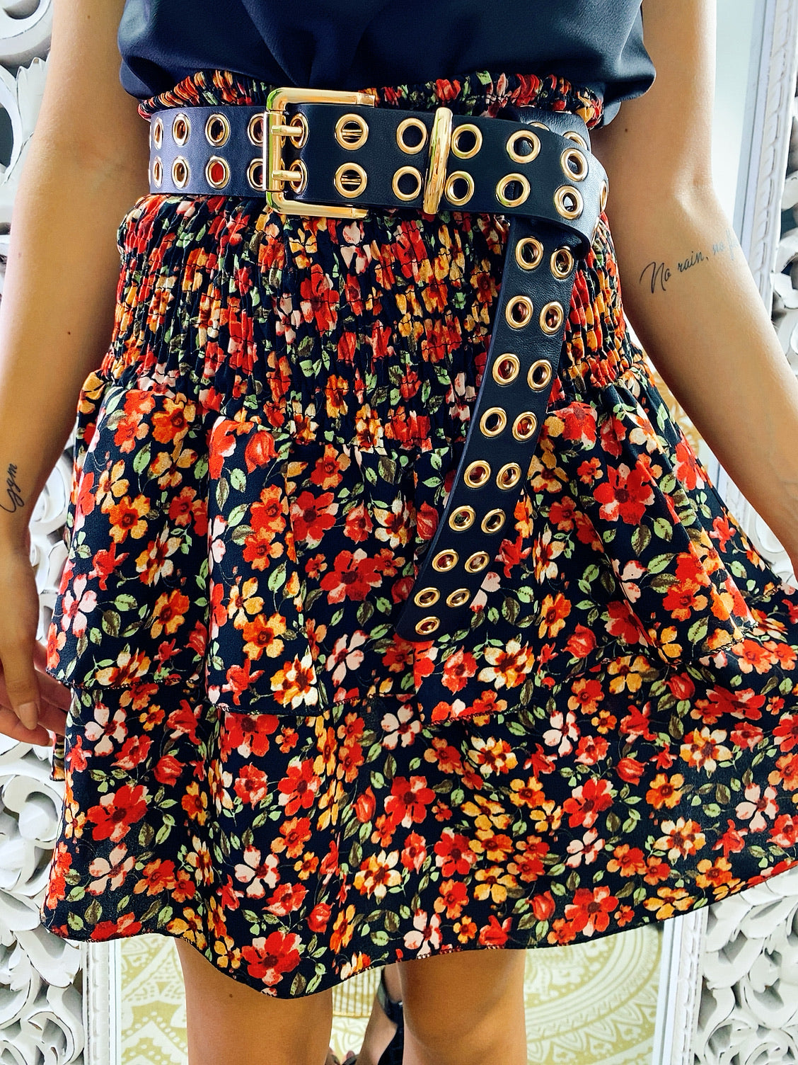 Gonna a balze con fiori base nera