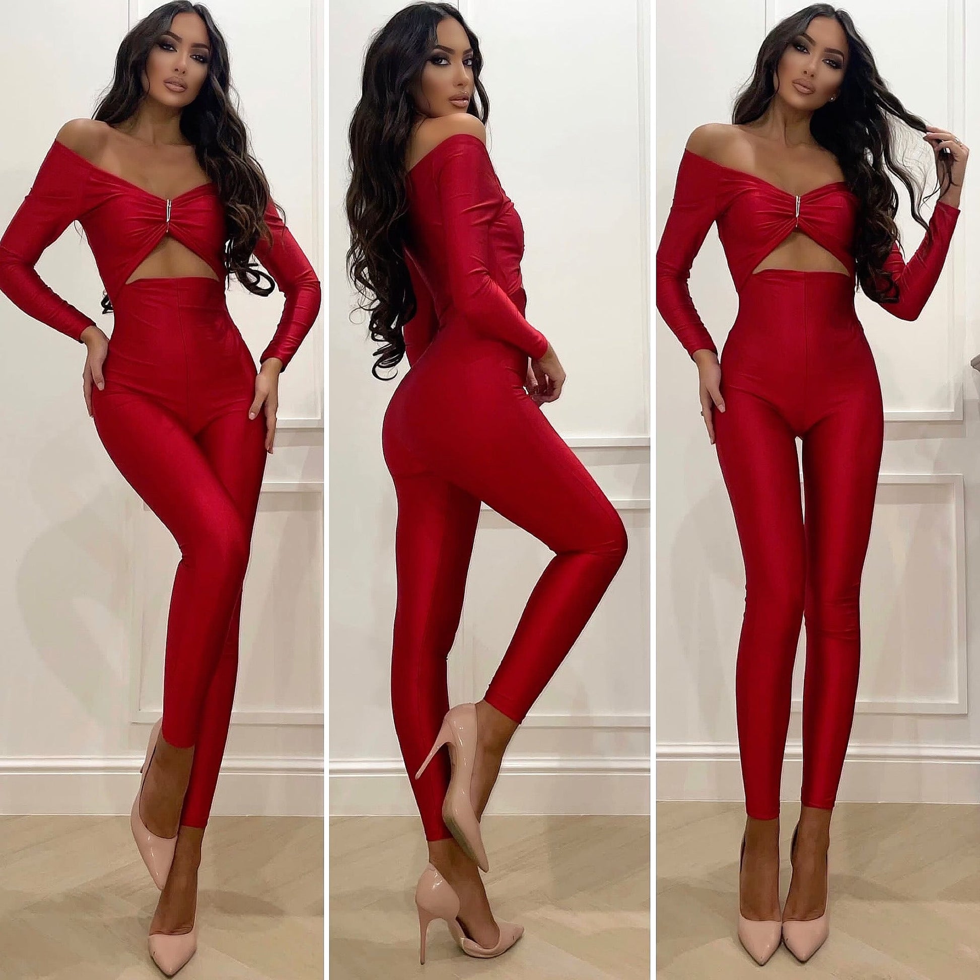 Tuta aderente rossa con spilla silver