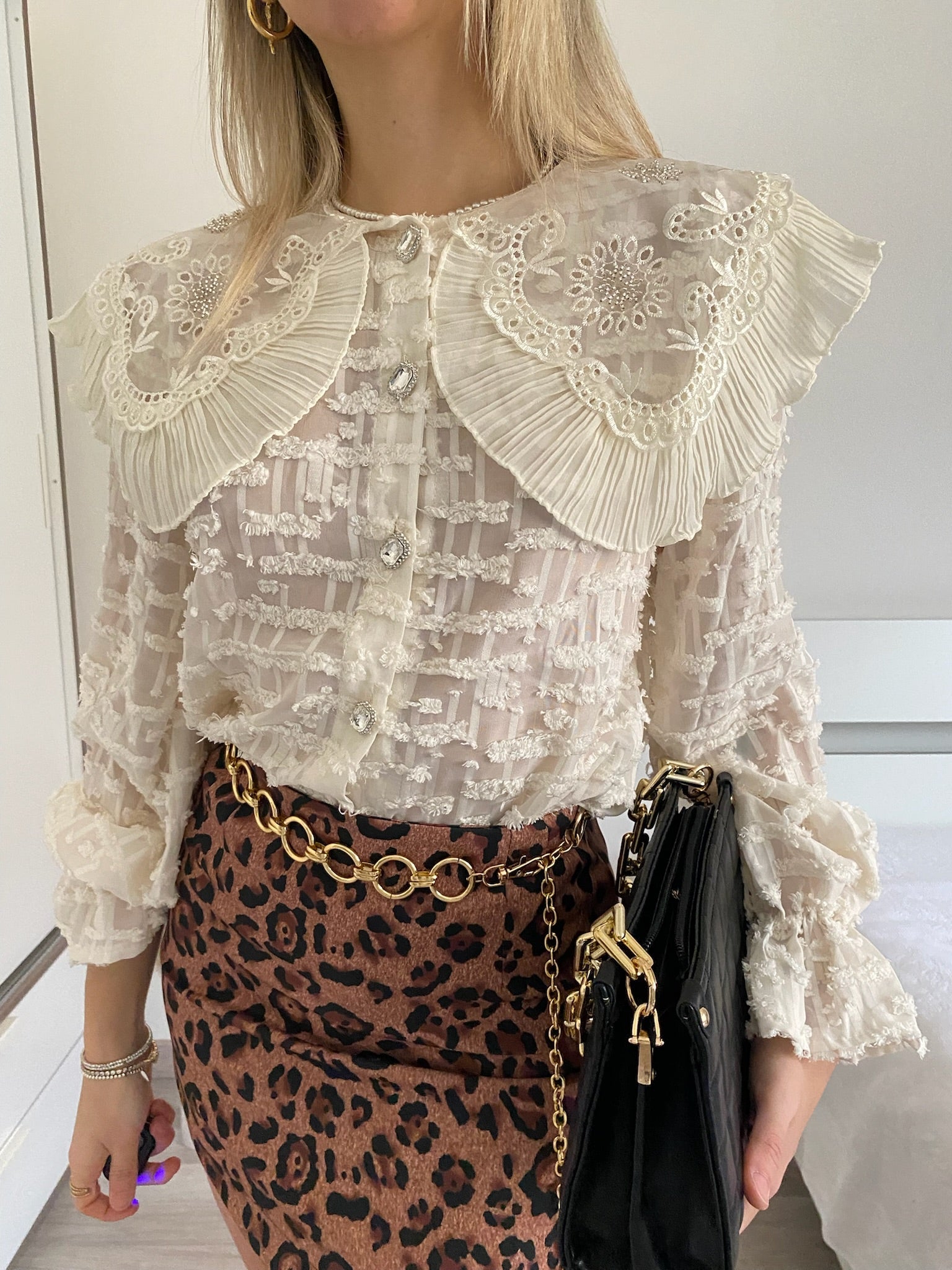 Camicia in pizzo beige con ricami
