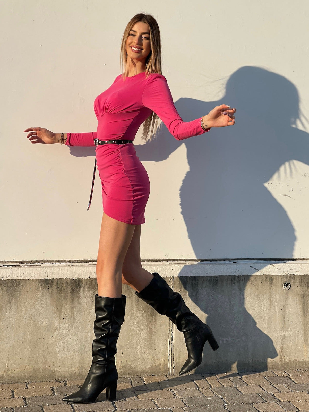 Abito aderente con arricciatura laterale Fuxia