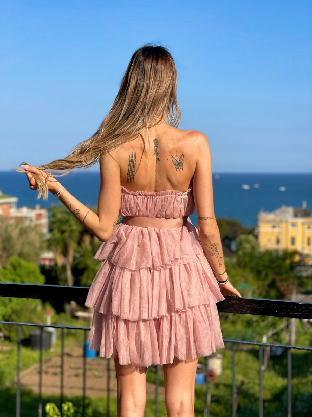 Abito in tulle a fascia cipria