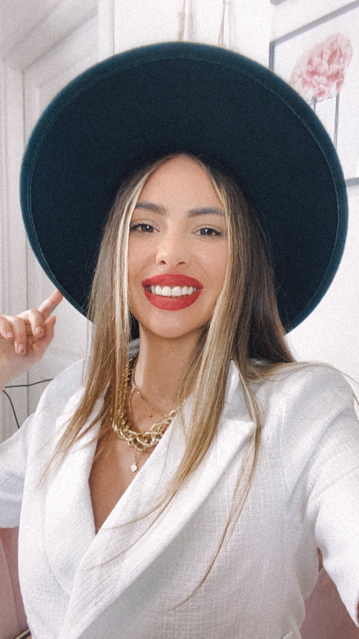Cappello nero con ape