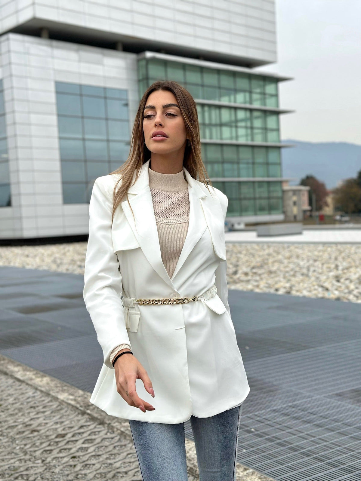 Blazer bianco con cintura
