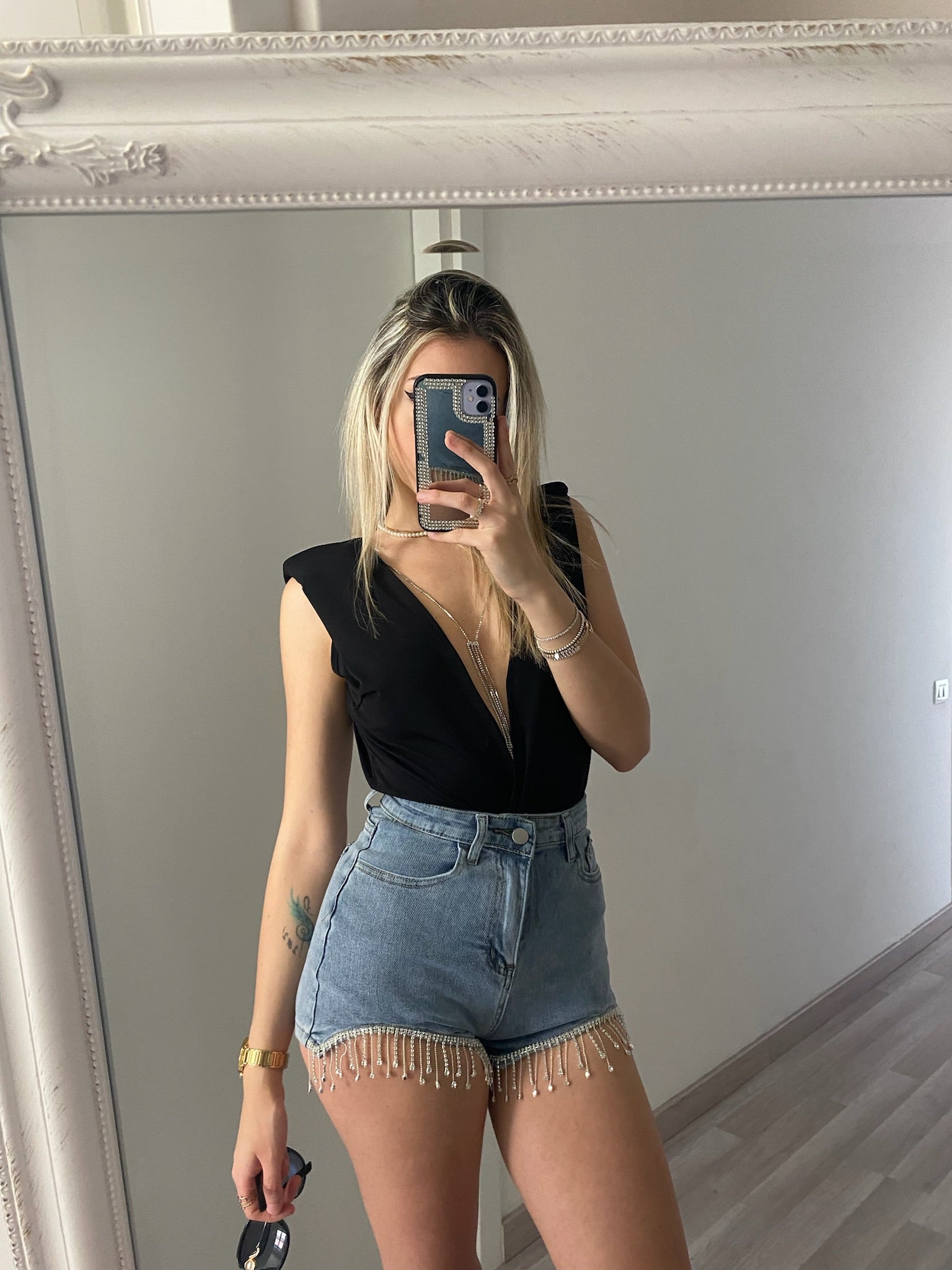 Short in jeans con frange in strass