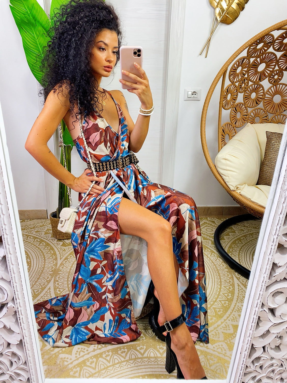 Abito in raso floreale con maxi spacco con foglie