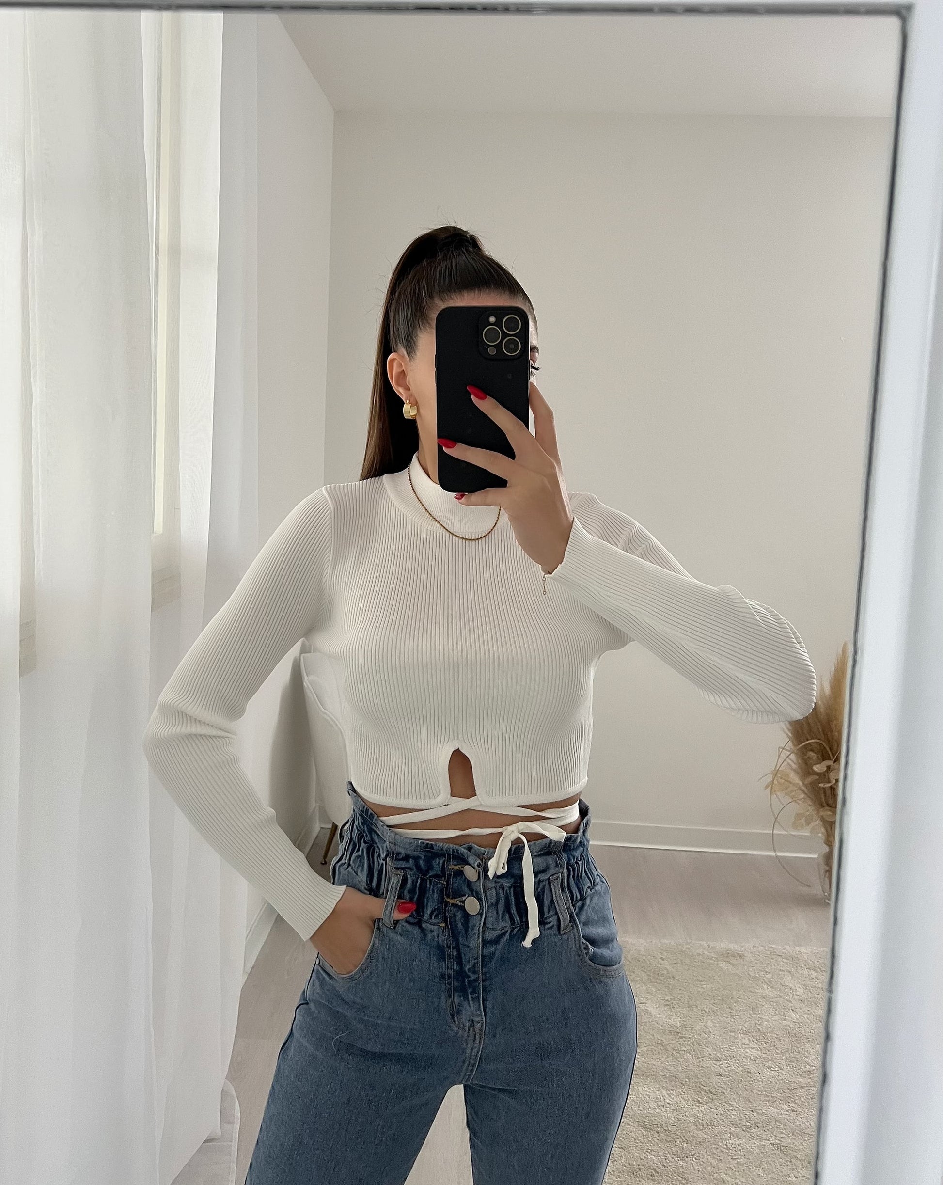 Top bianco a costine con lacci