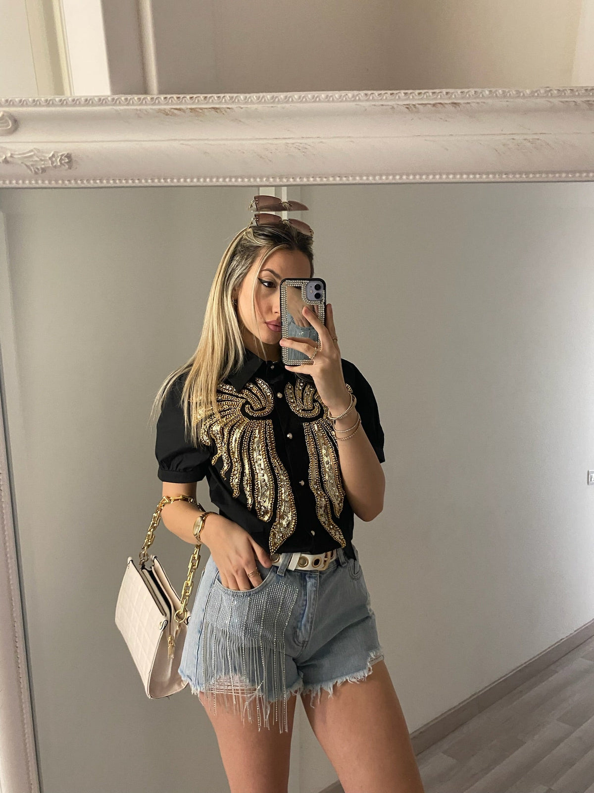 Camicia nera con ricami oro
