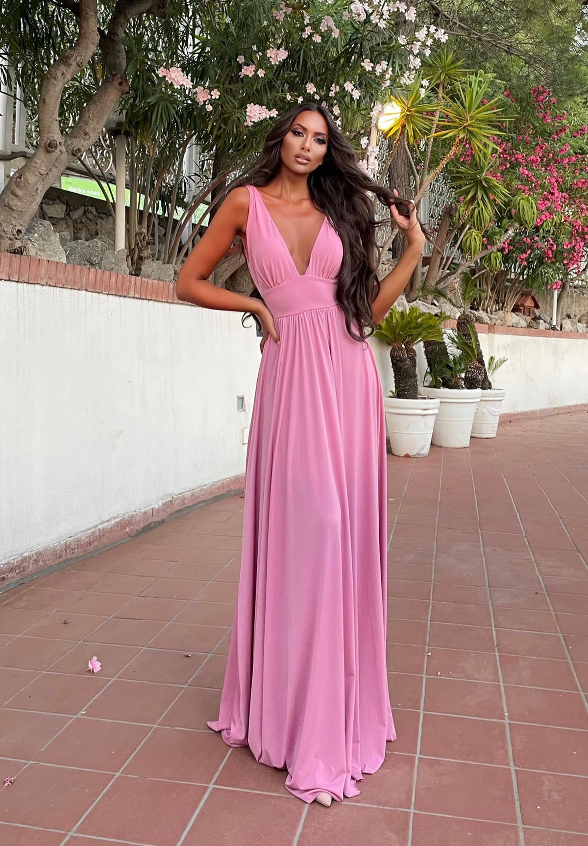 Abito lungo rosa con scollo a V