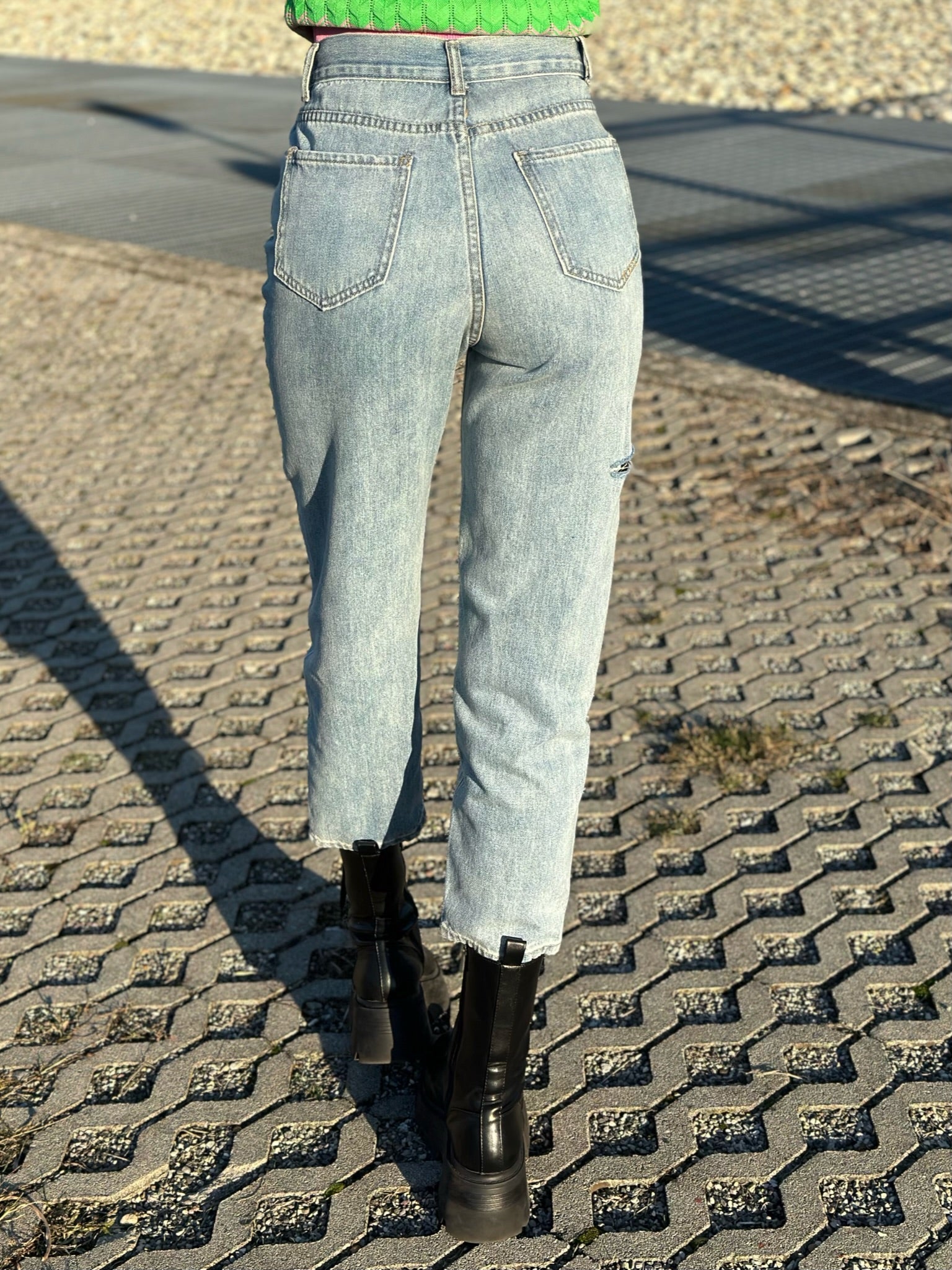 jeans ampio con strappi