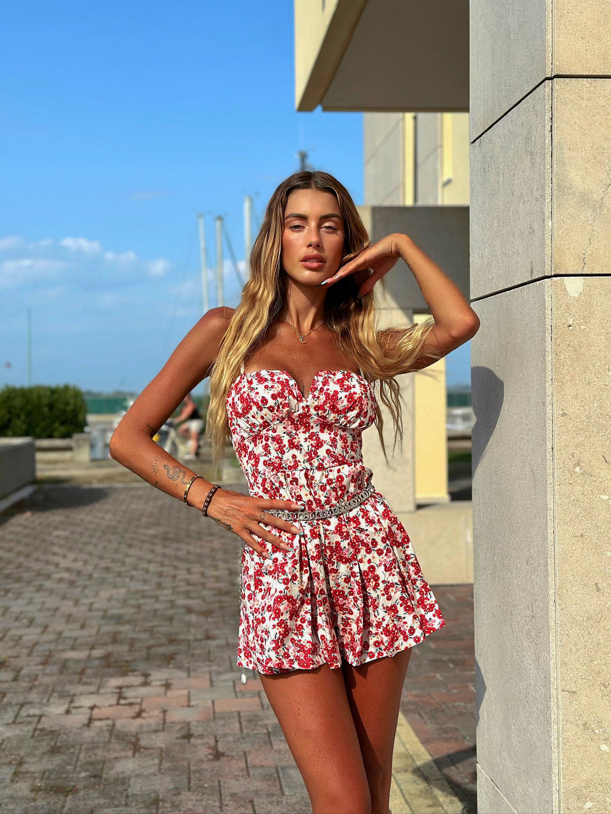 Tutina bianca fiori rossi