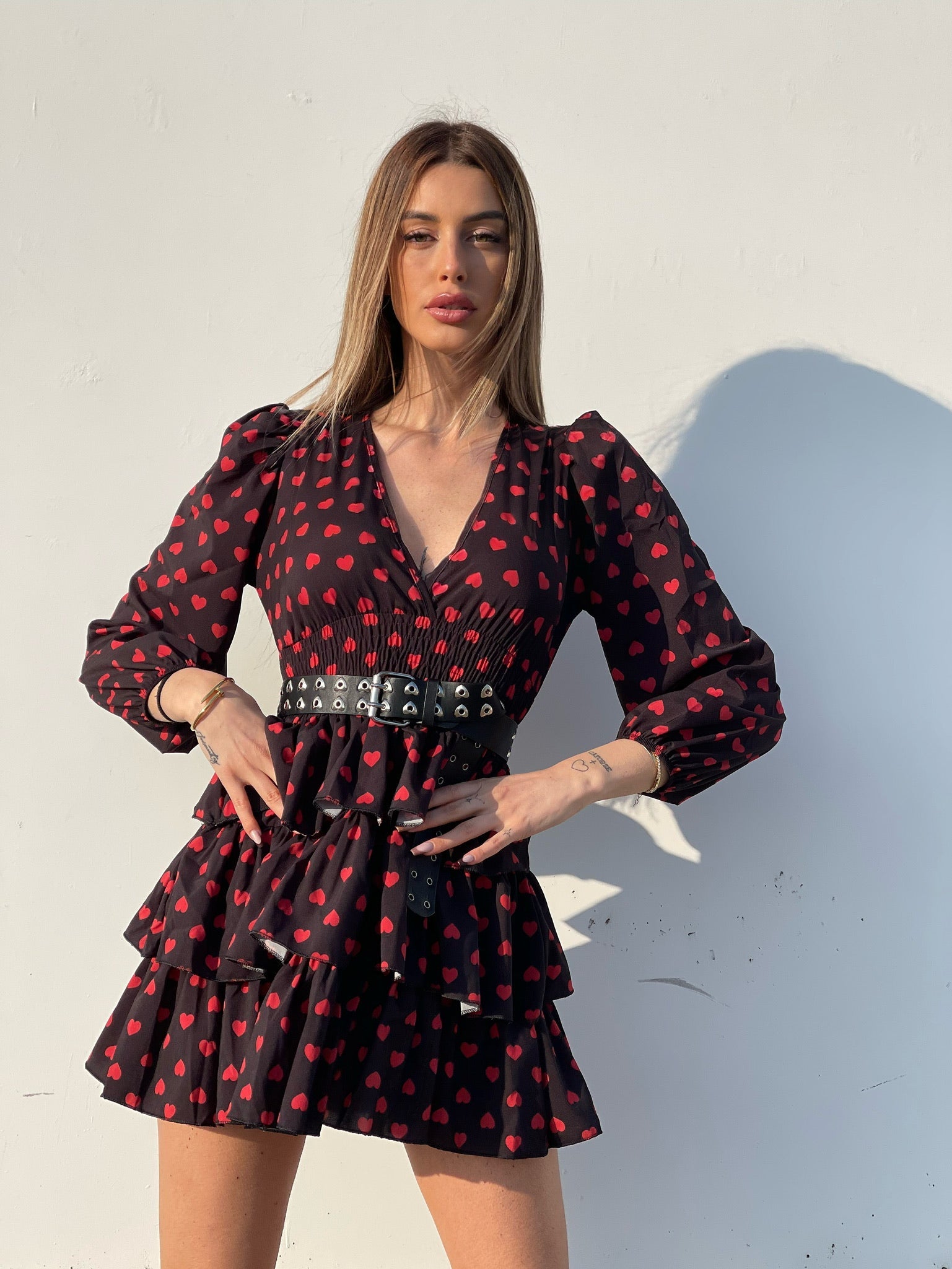 Abito nero a balze con cuori rossi
