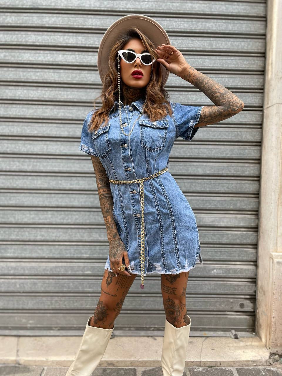 Abito in jeans con catena oro