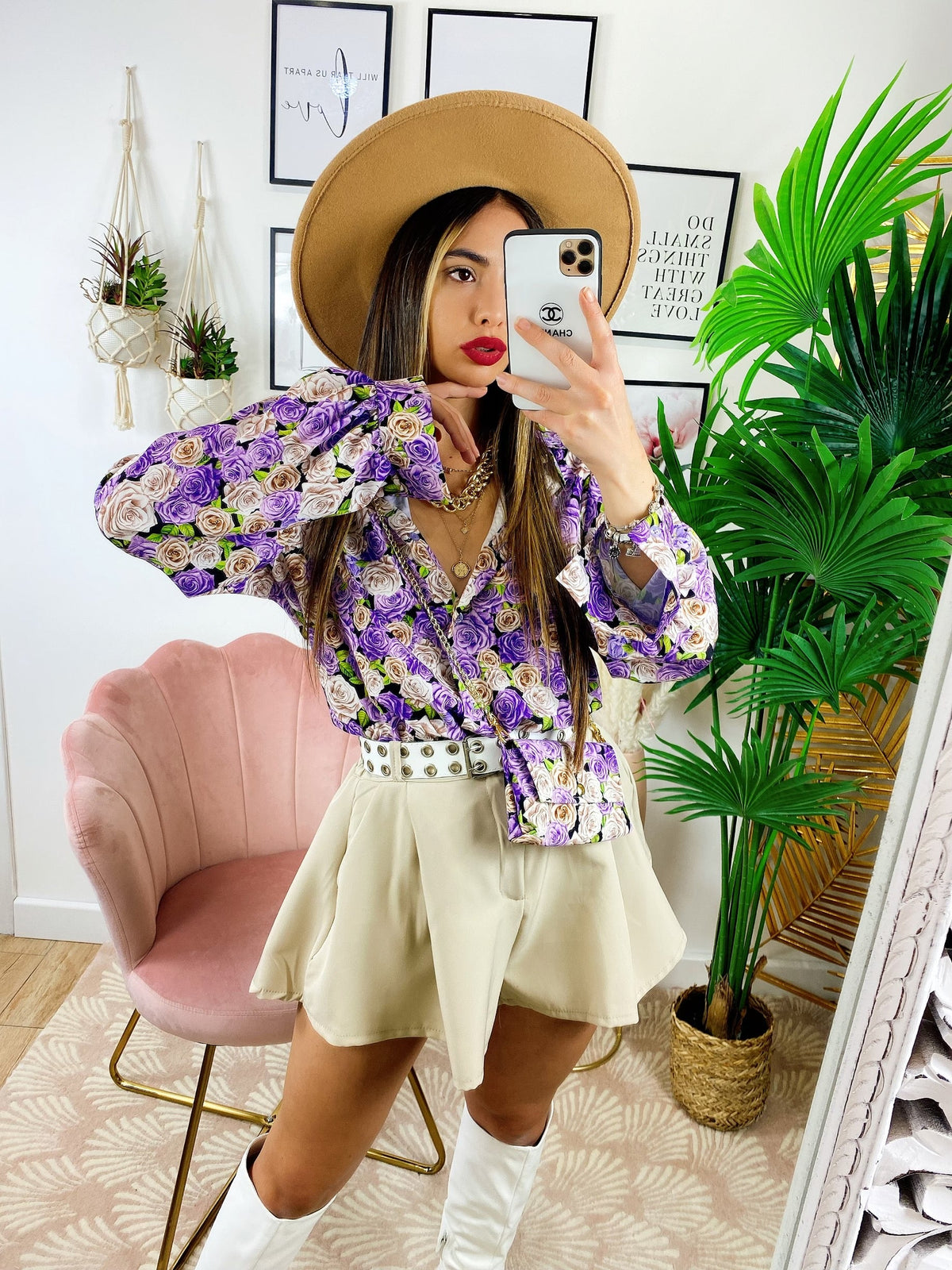 Camicia floreale con borsetta lilla