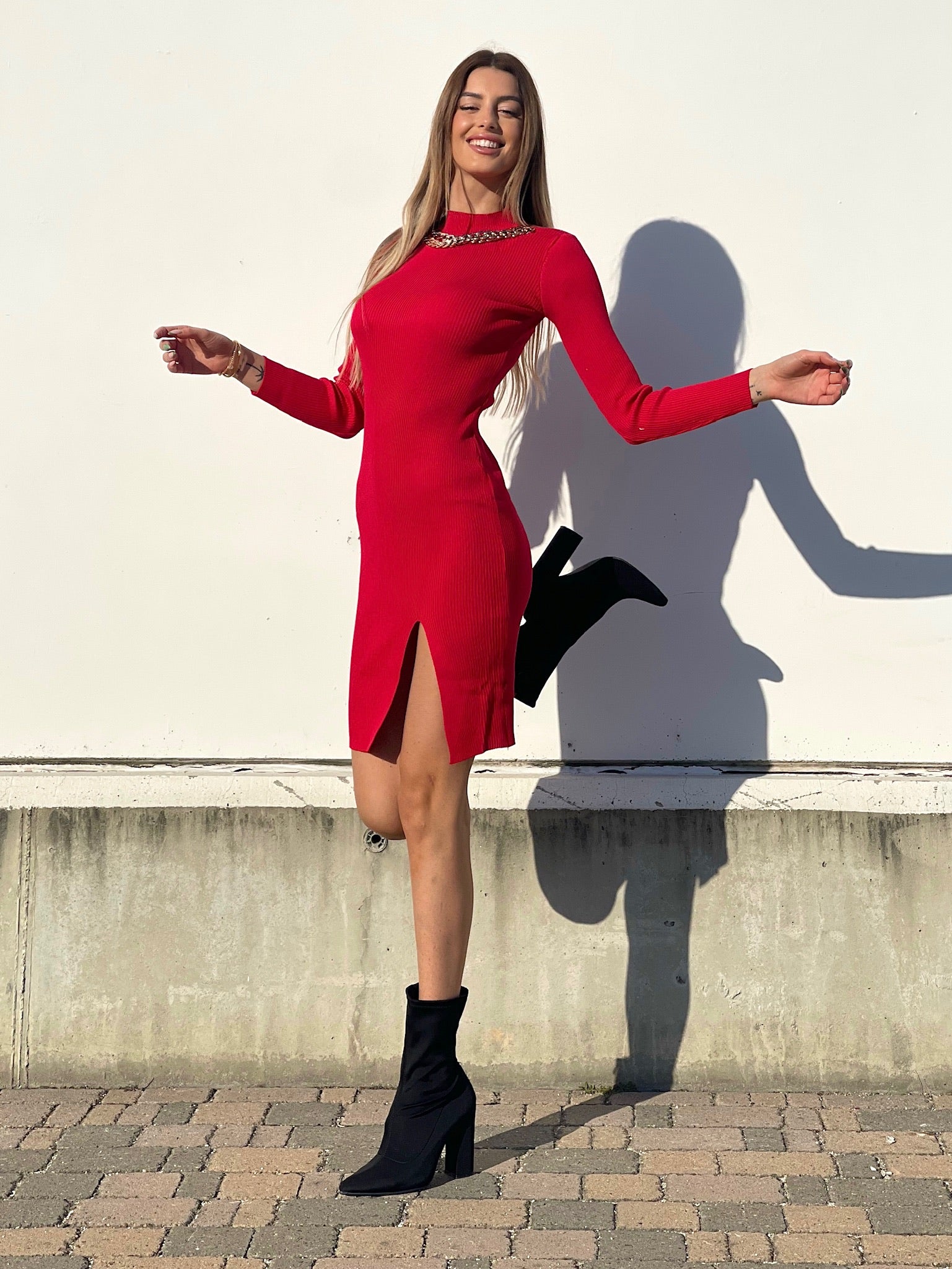 Abito in maglia rosso con catene Oro