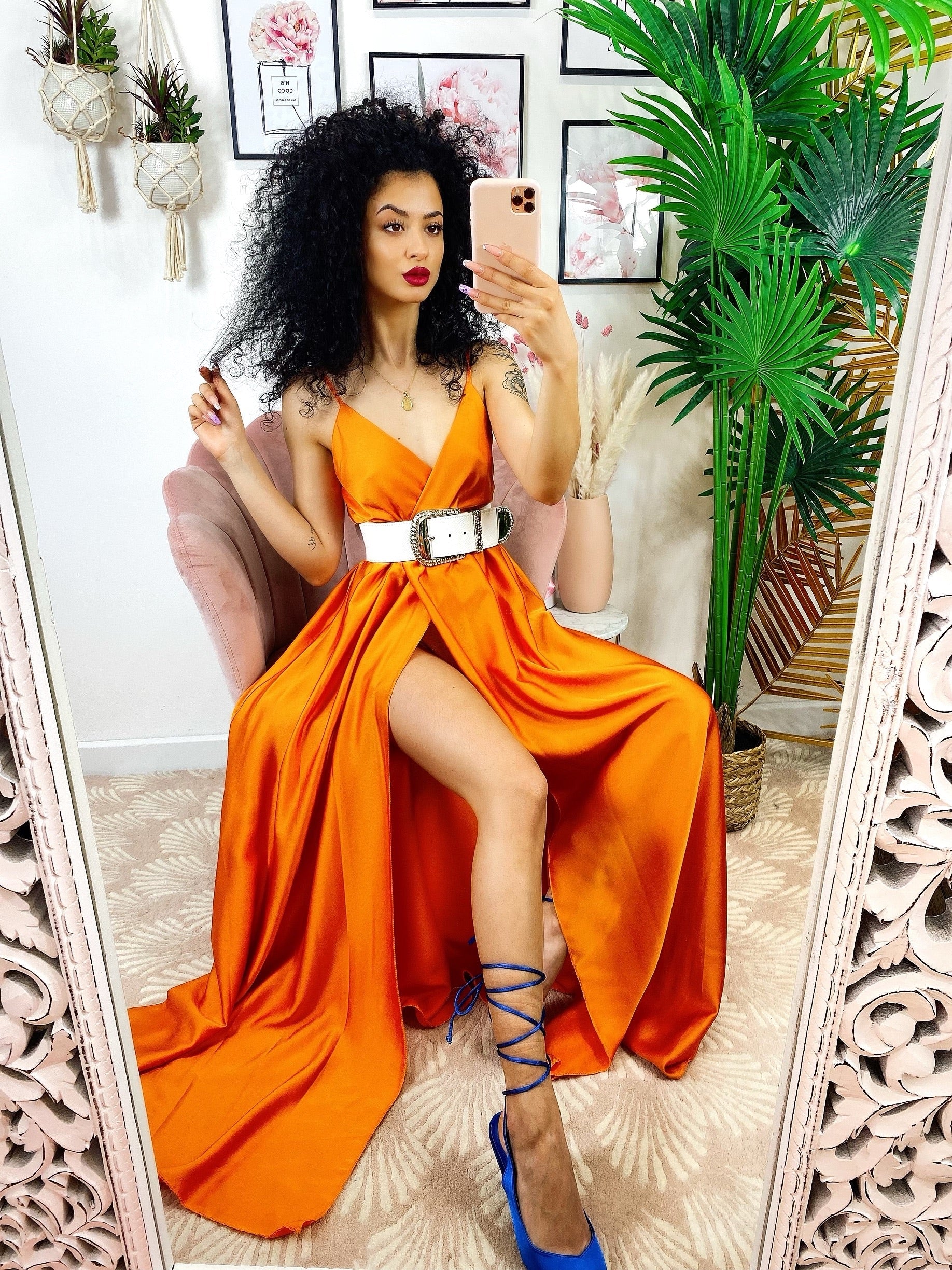 Abito in raso con maxi spacco arancione