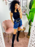 Short in jeans con marsupio e catena