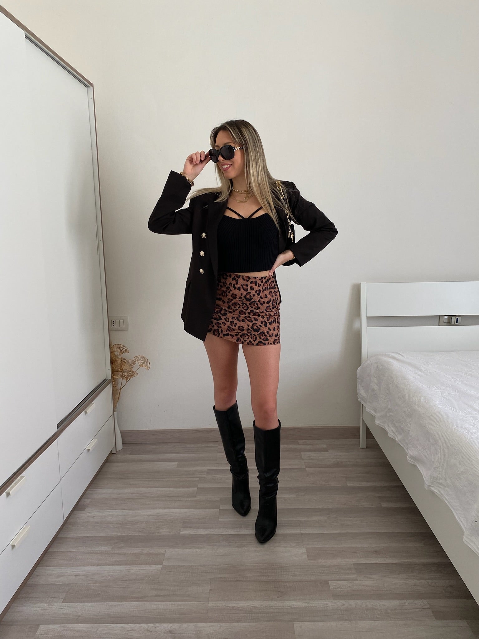 Top nero con anelli oro