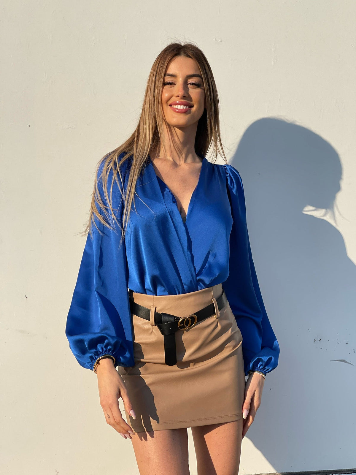 Body in raso scollo a V blu elettrico
