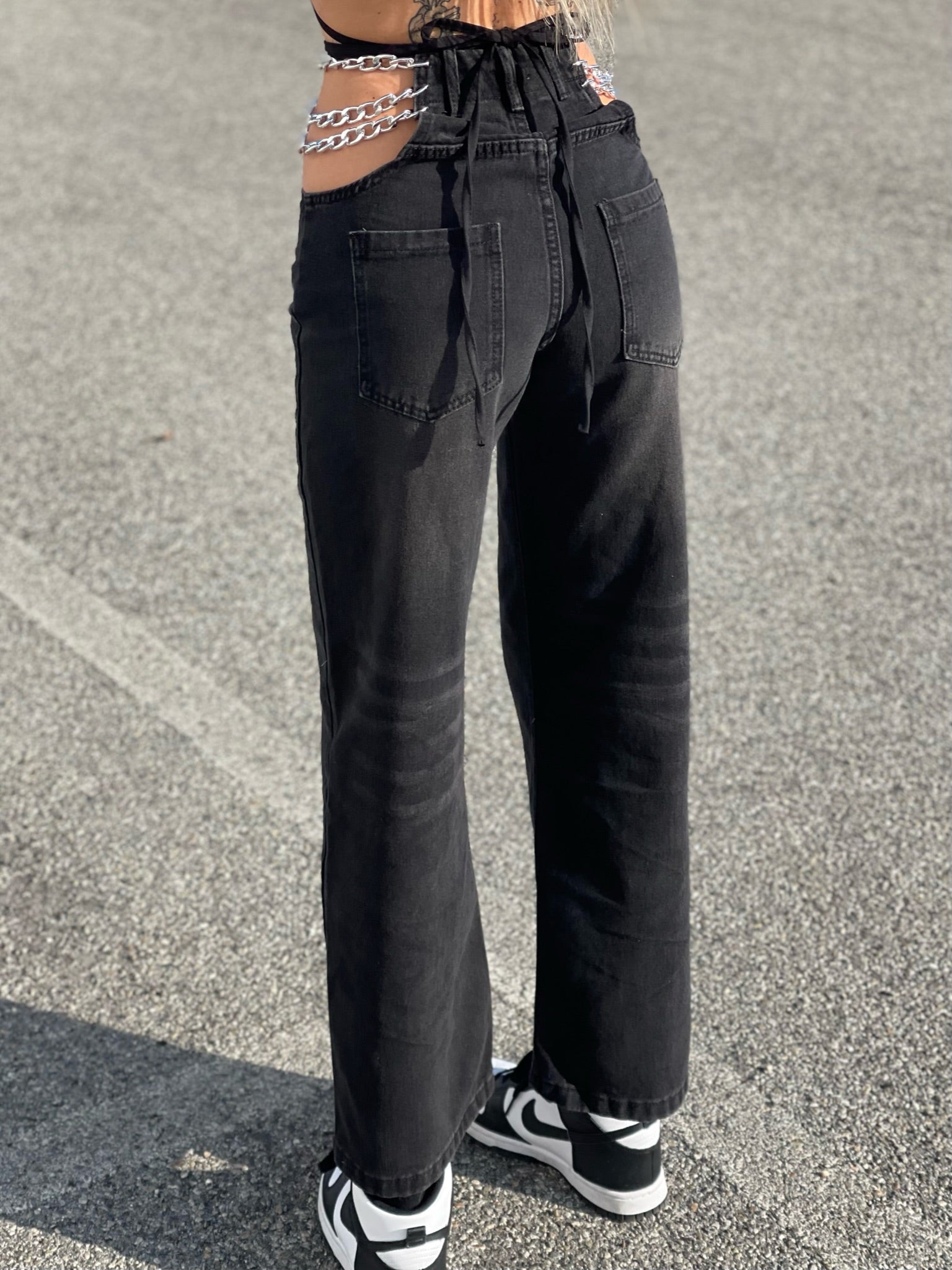 Jeans nero con doppia catena argento