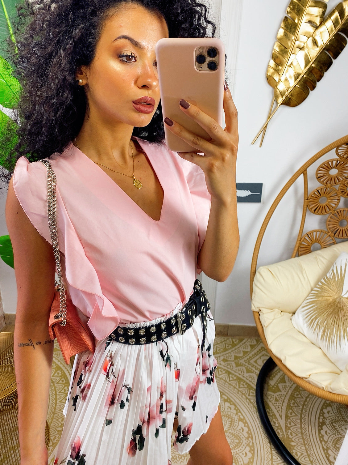 Short a pieghine con fiori rosa