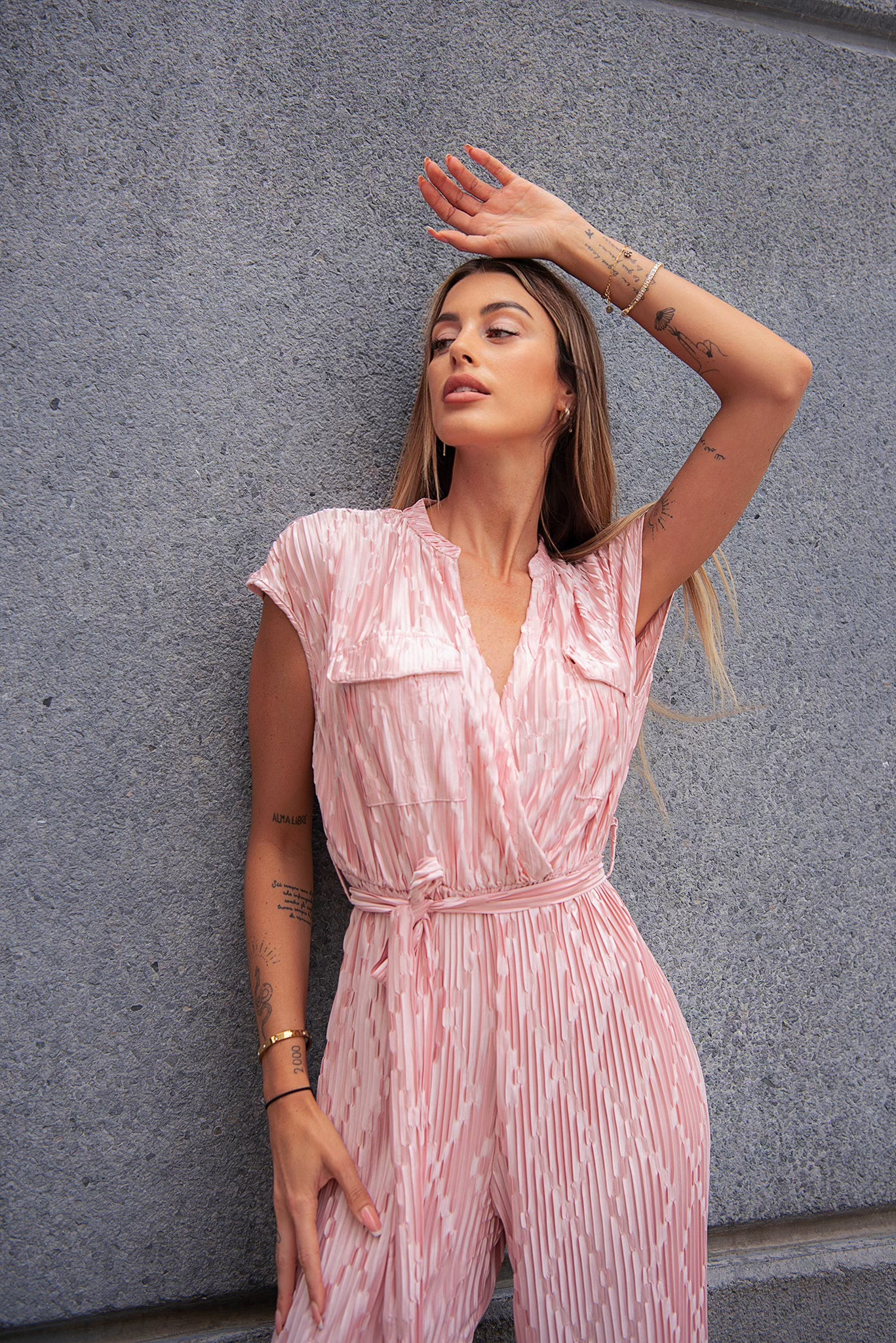 Tuta plissè rosa con cintina