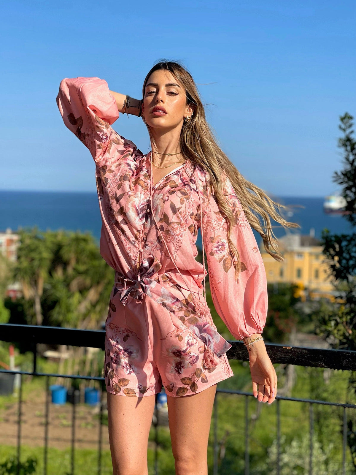 Completo short e camicia fiorata rosa