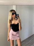 Top nero con piume
