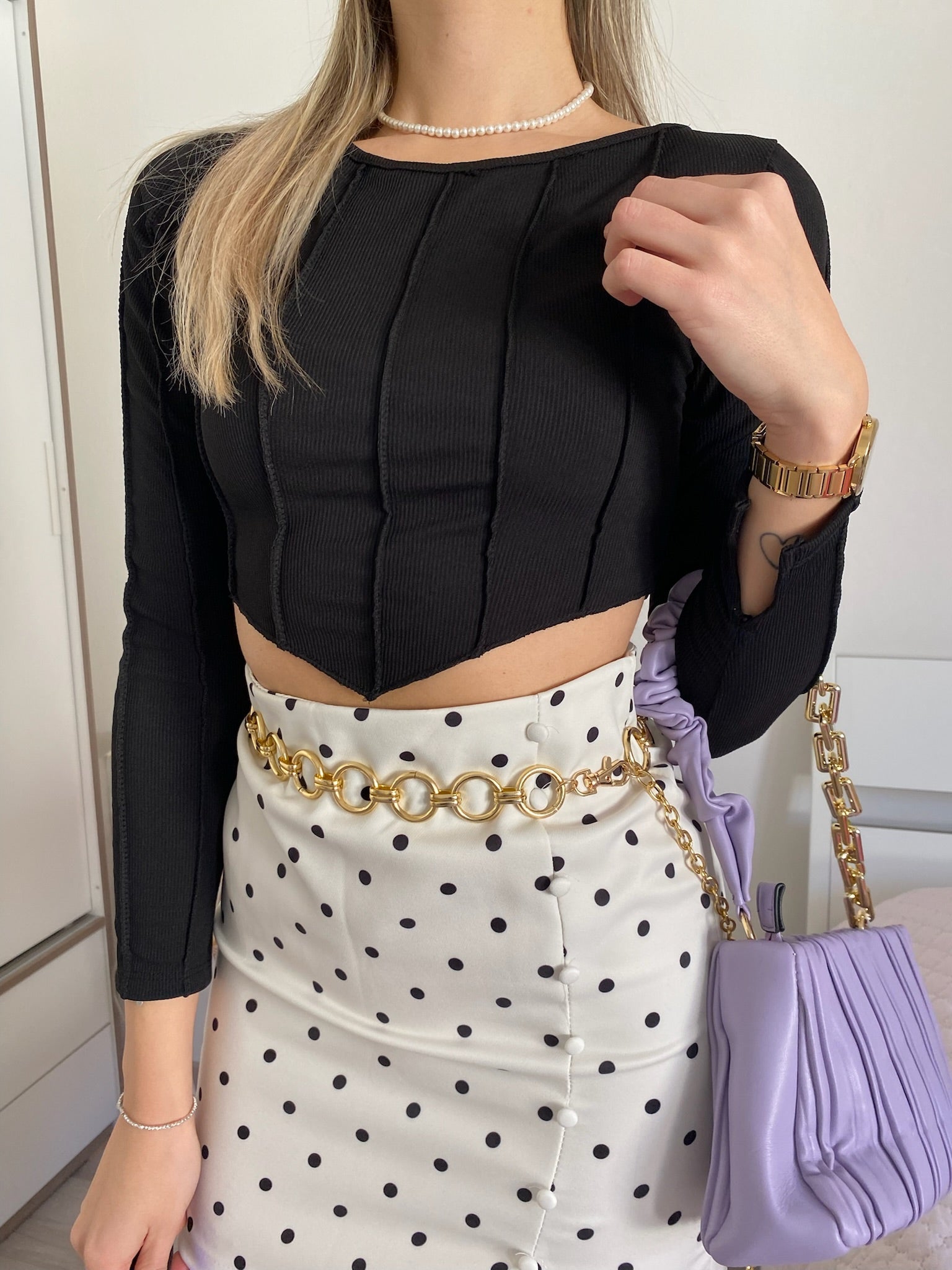 Maglia crop nera a costine con V
