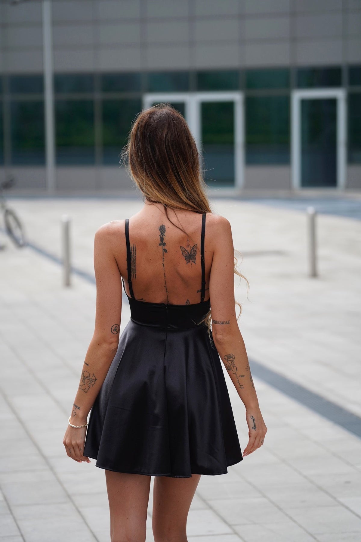 Abito in raso nero corto