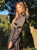 Abito in raso nero con schiena aperta