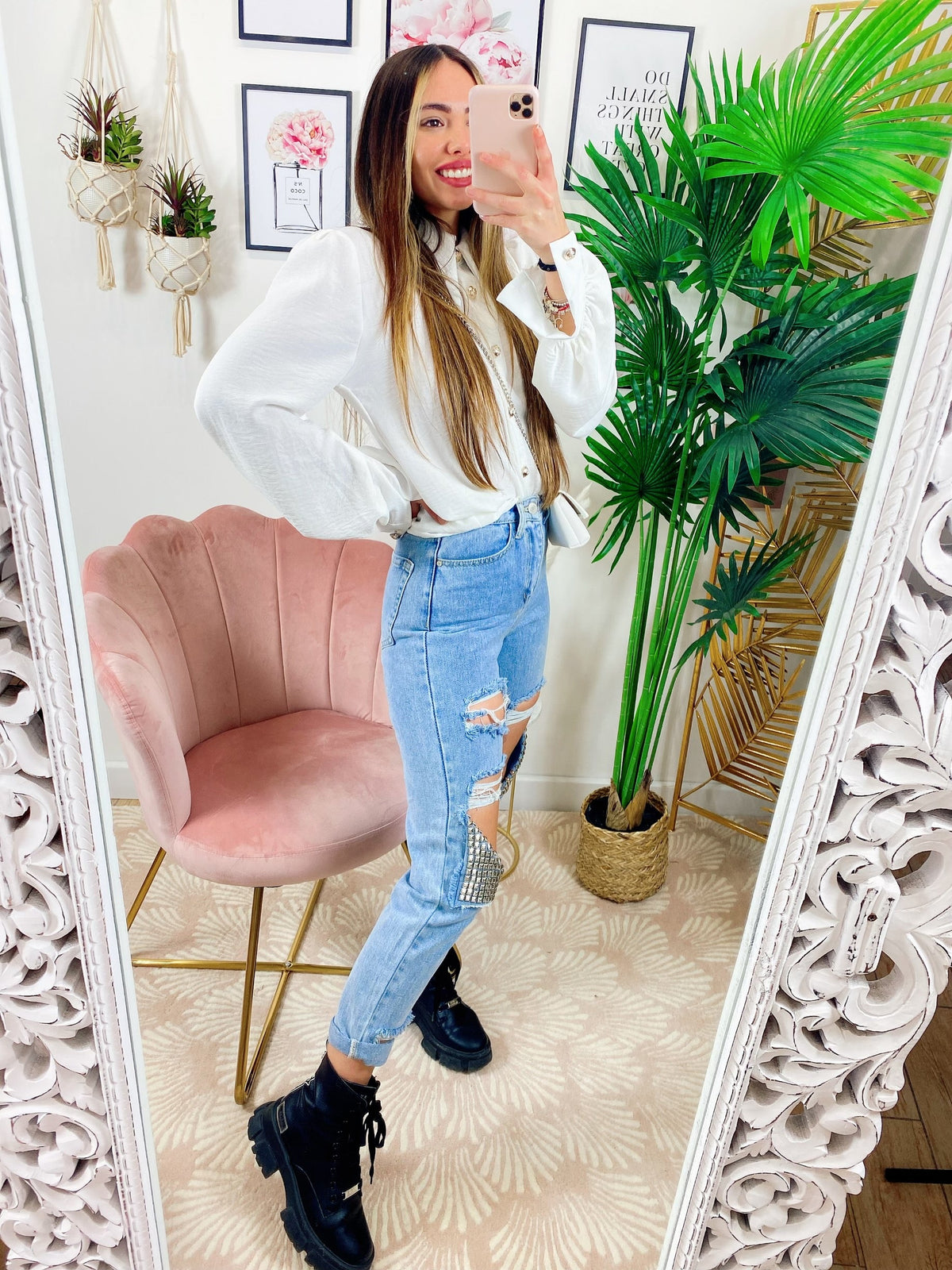 Camicia bianca con bottoni gold e borsetta