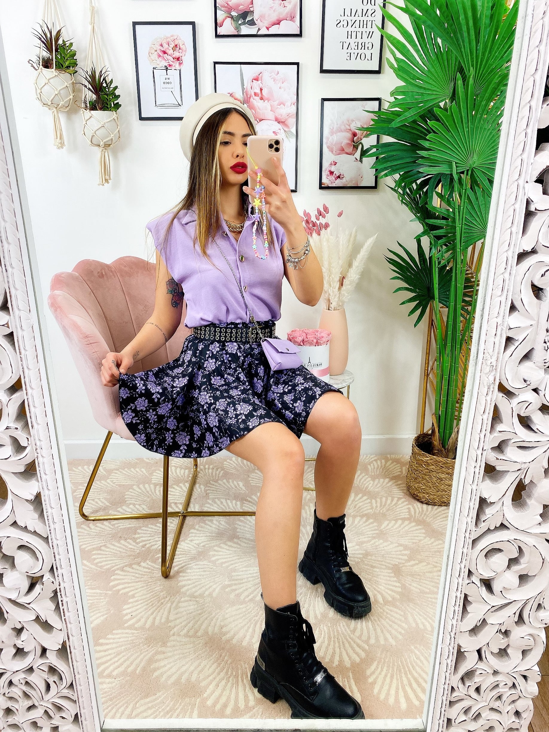 Camicia smanicata con borsetta lilla