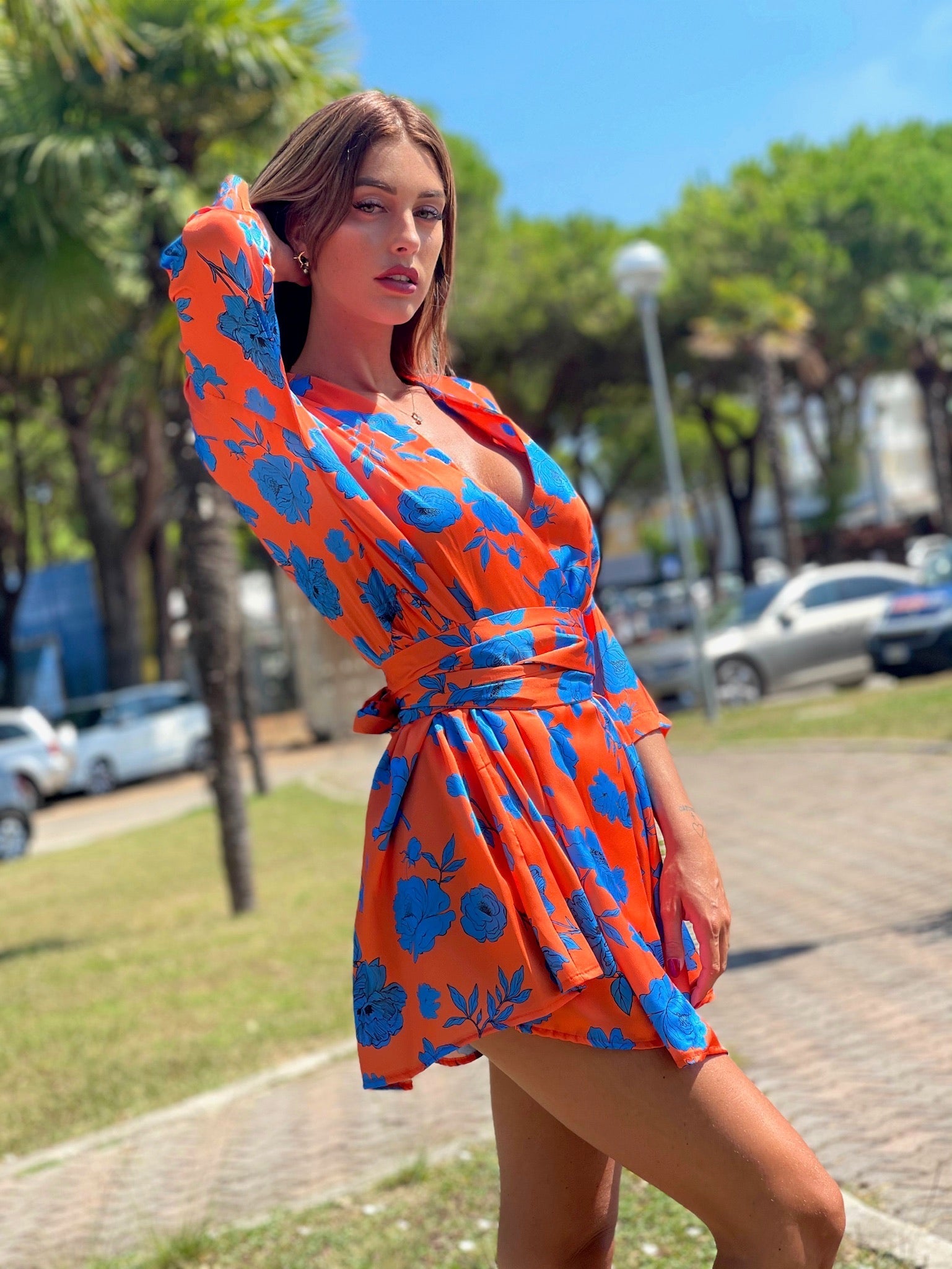 Abito arancio fiori azzurri