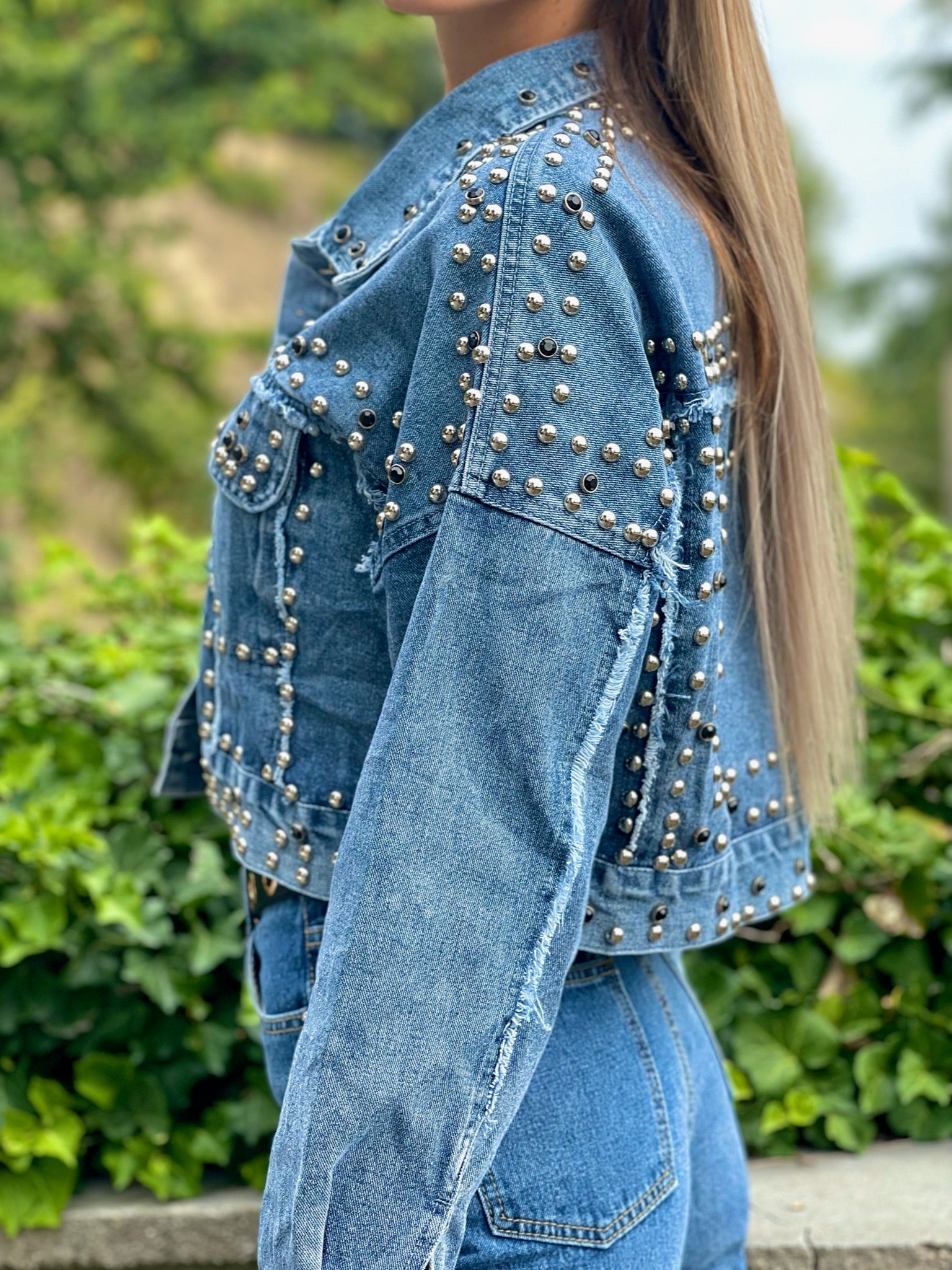Giaccone di jeans con borchie