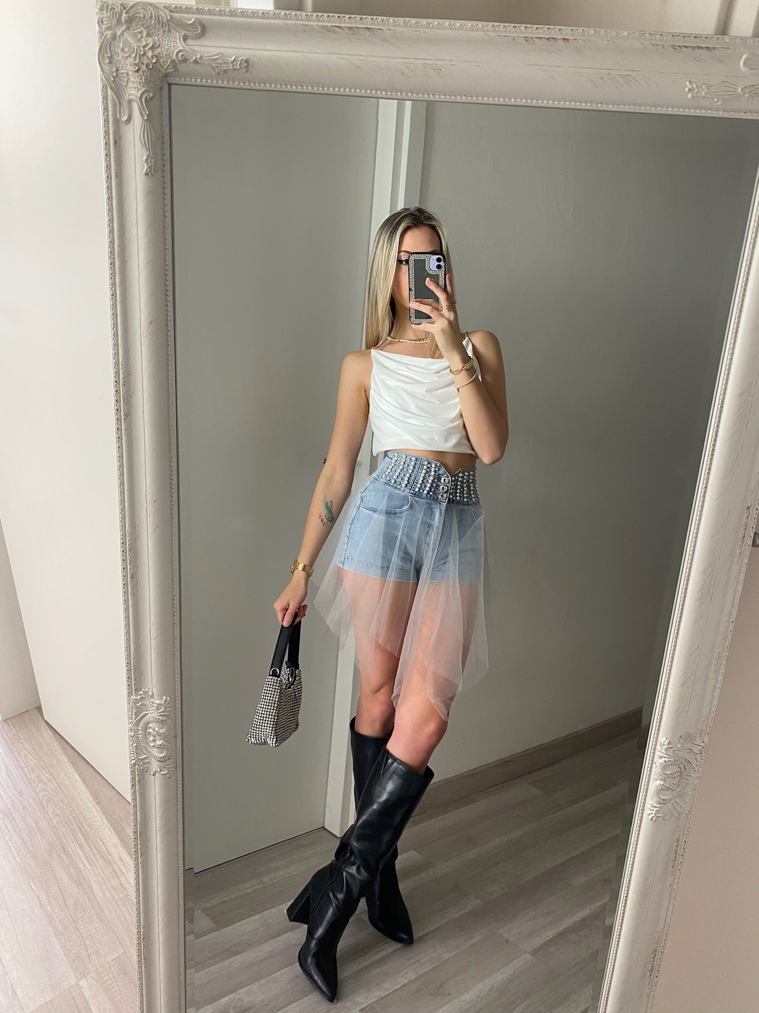 Short in jeans con perle e tulle