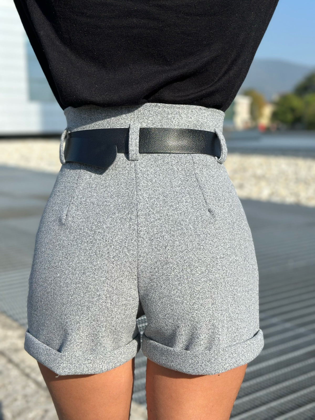 Short grigio in panno con cintura