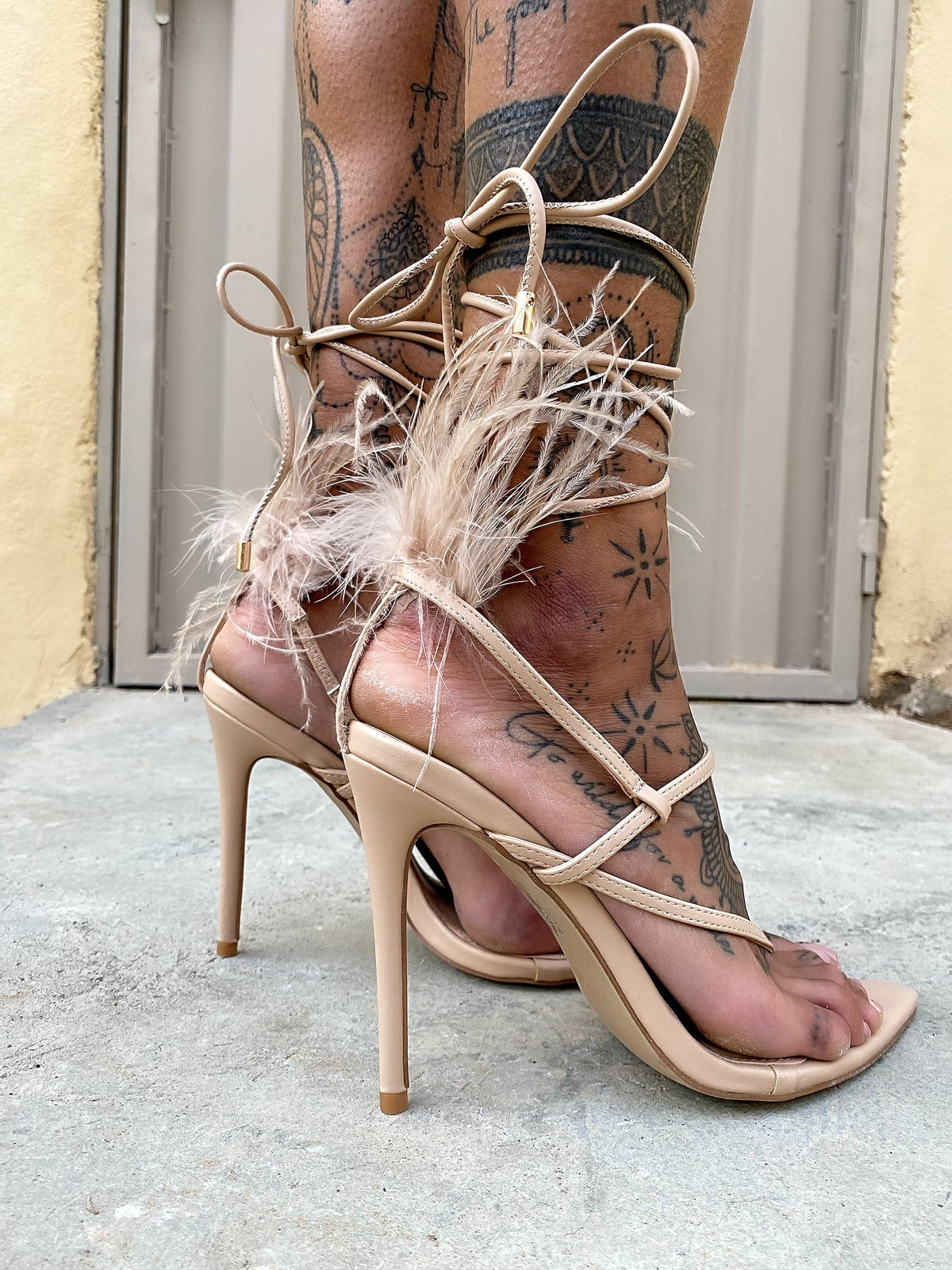 Tacchi con piume nude
