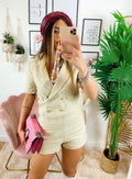 Completo beige con bottoni oro