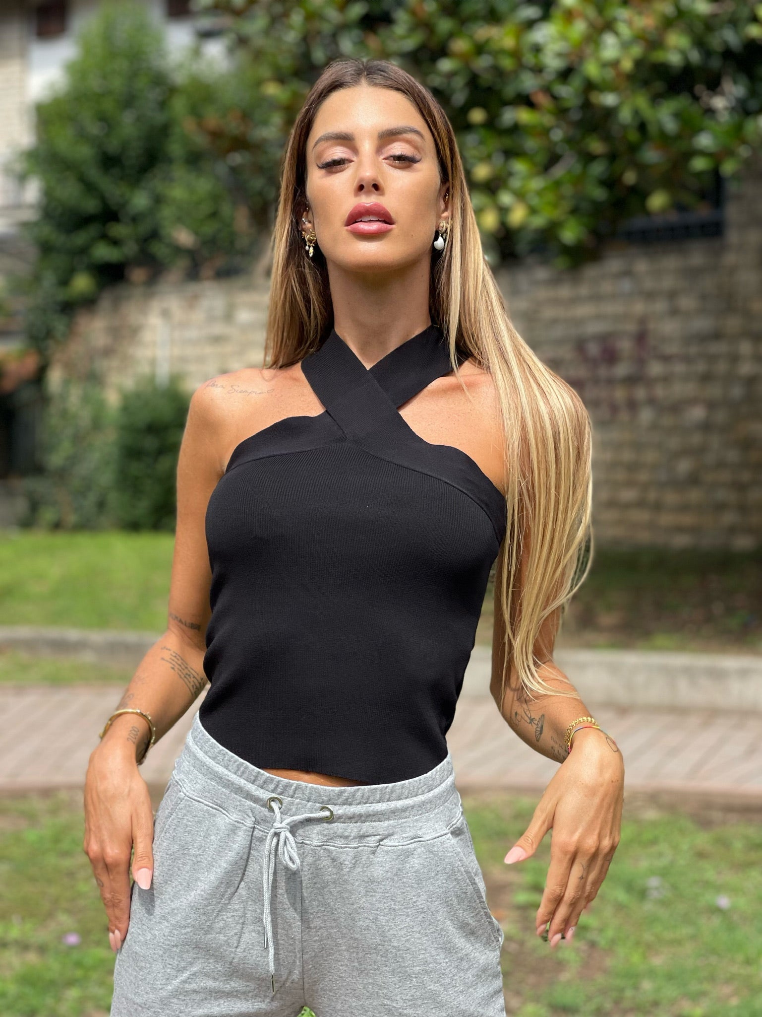 Top con incrocio sul collo nero