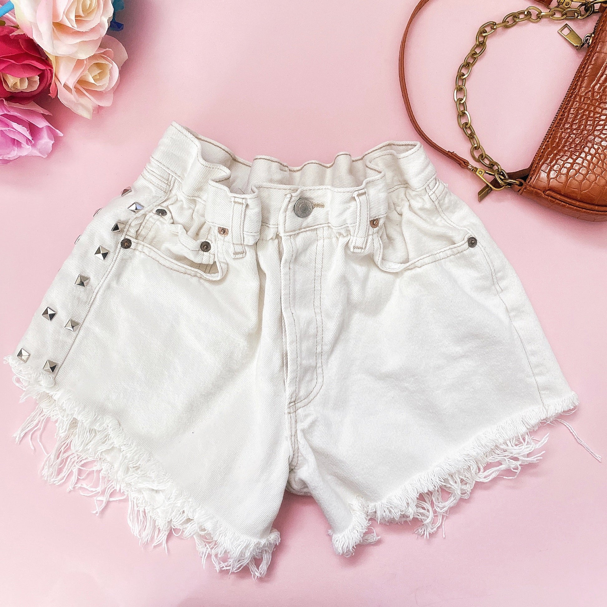 Short Vintage Levi’s bianco con borchie