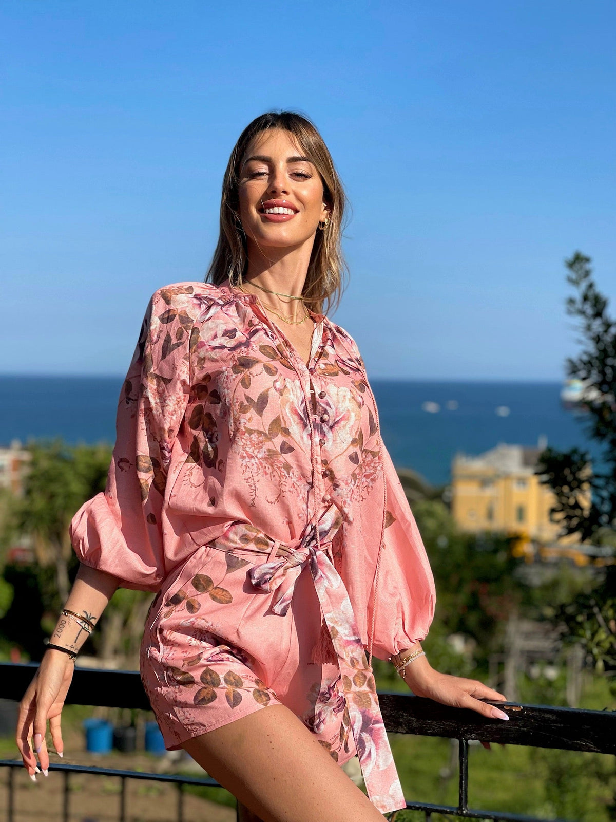 Completo short e camicia fiorata rosa