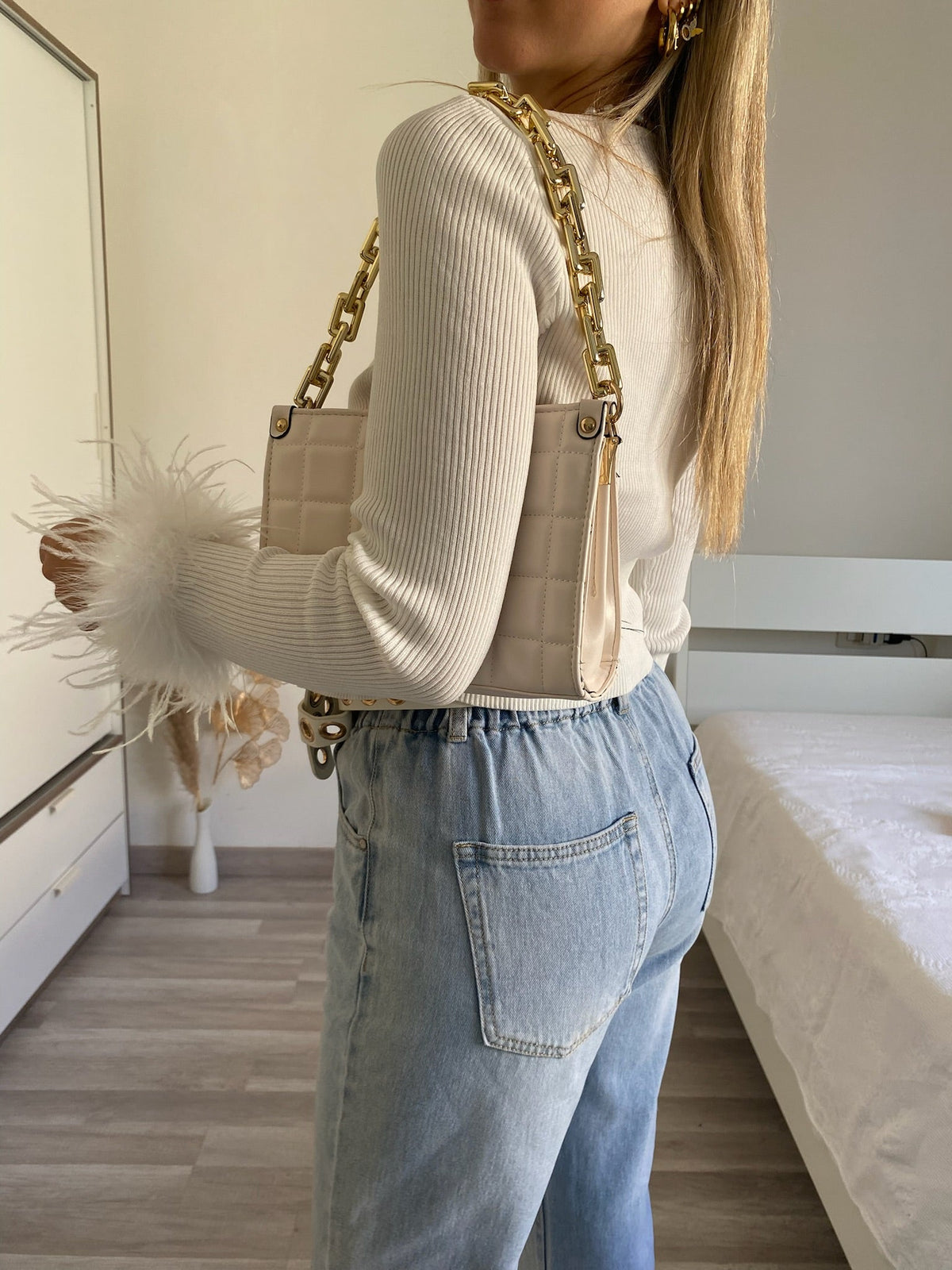 Maglia crop con piume bianco