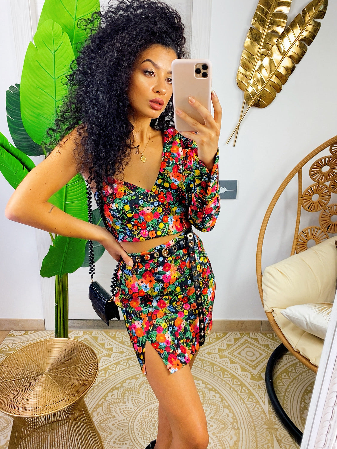 Completo top e gonna con fiori arancio base nera