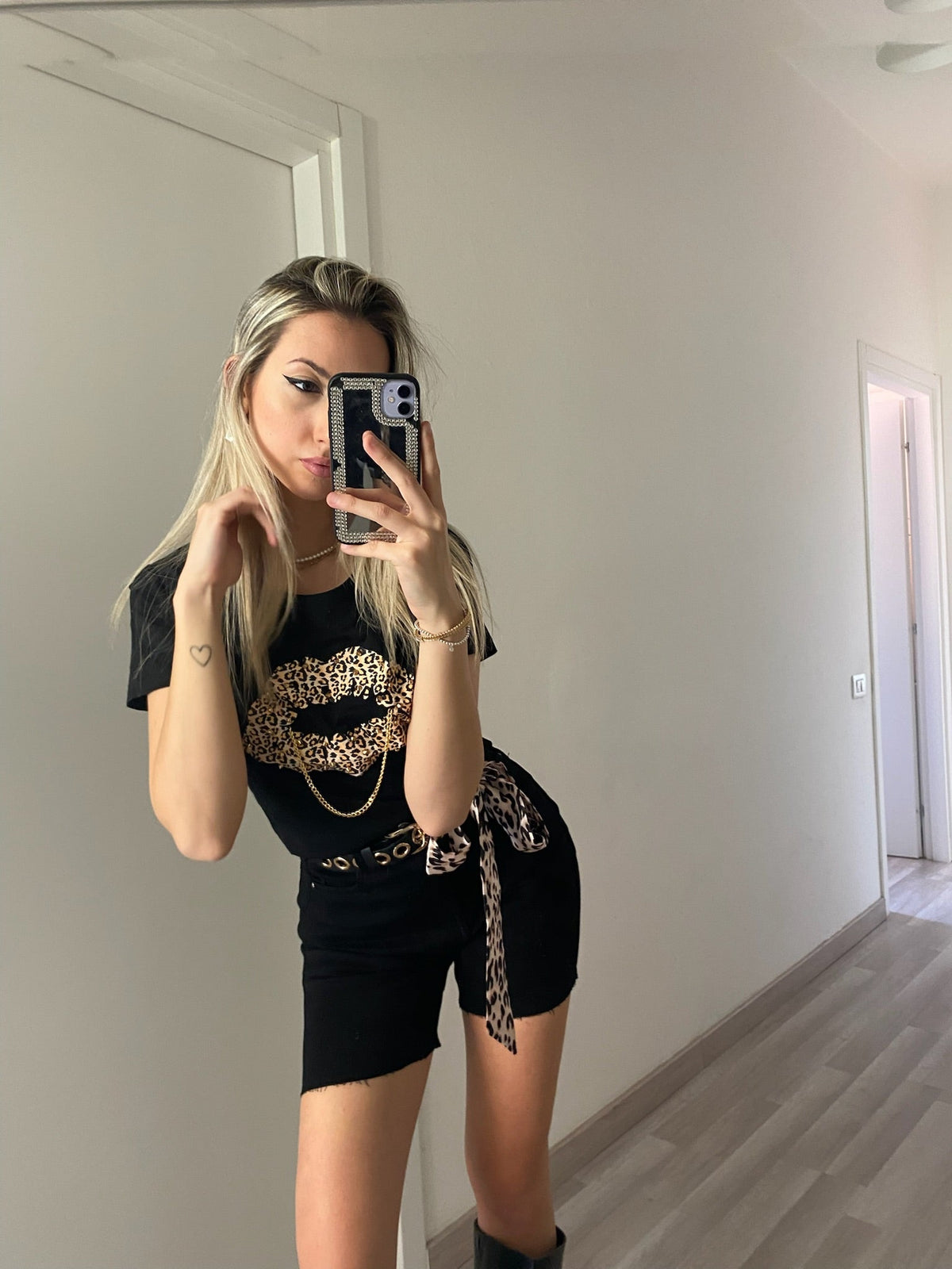 T-shirt kiss animalier nera
