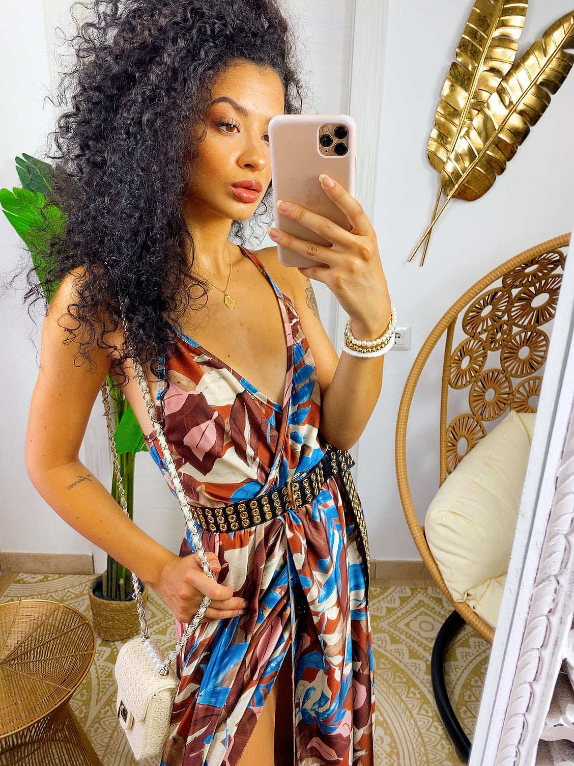 Abito in raso floreale con maxi spacco con foglie