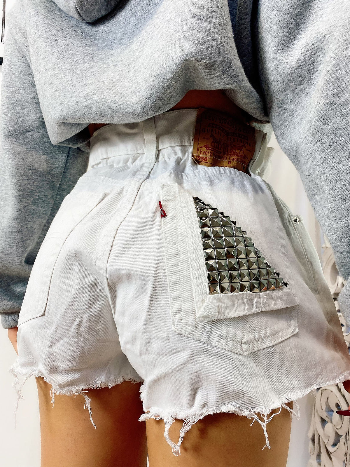 Short Levi’s Vintage bianco con borchie