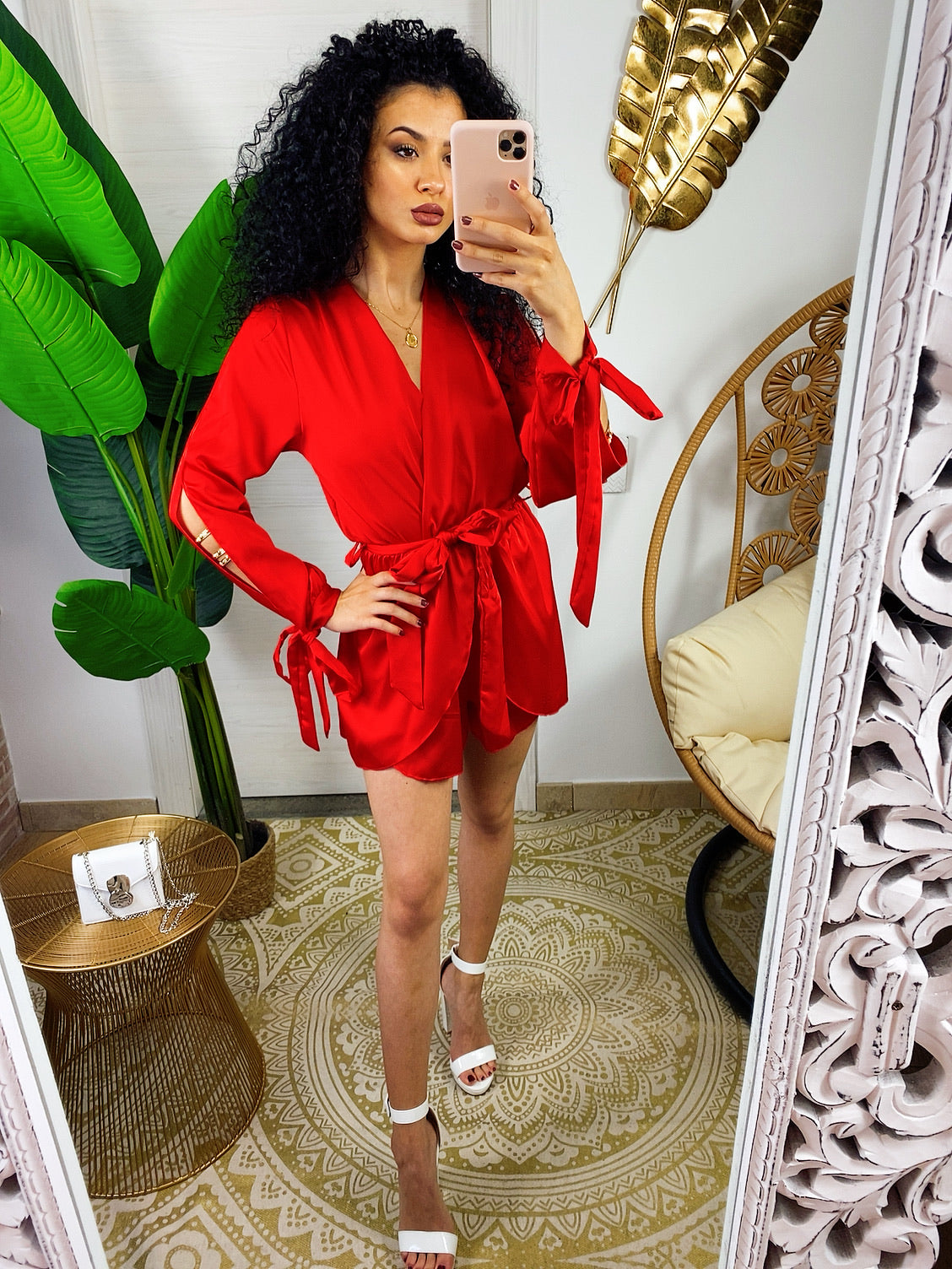 Tutina in raso rosso con spacchi